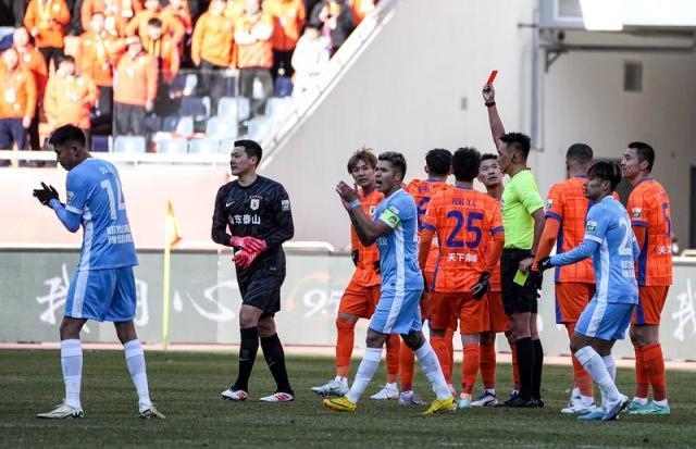 欧博官网-足协裁判评议：蒋圣龙应直红罚下 王大雷红牌正确