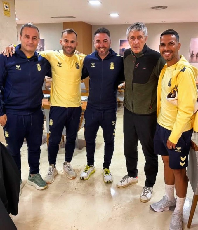 欧博官网-前国安主帅塞蒂恩受邀观看拉帕比赛，并与赫塞、比埃拉等人合影