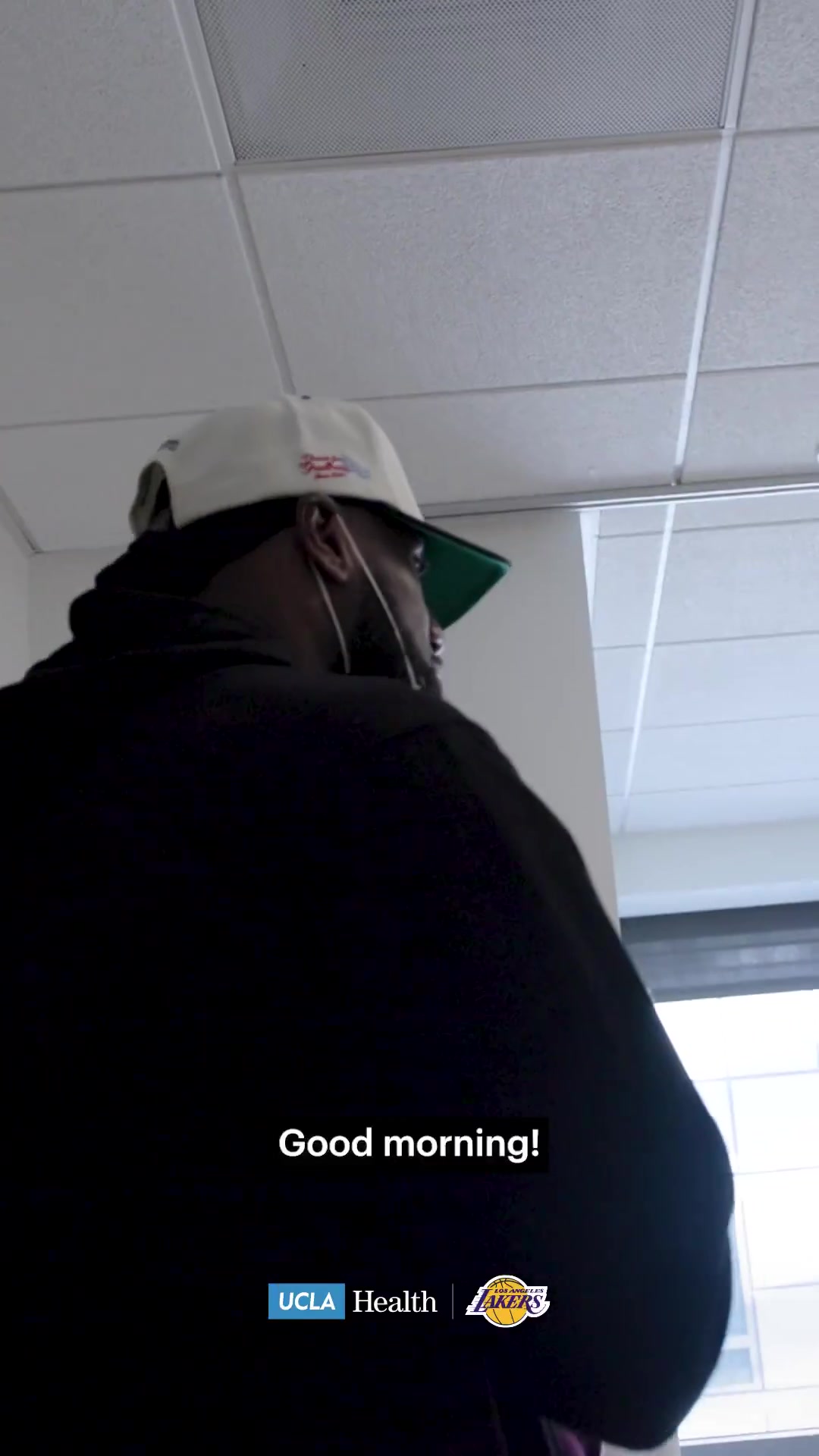 欧博官网-回馈社区！湖人官推晒詹姆斯前往UCLA健康中心看望病人