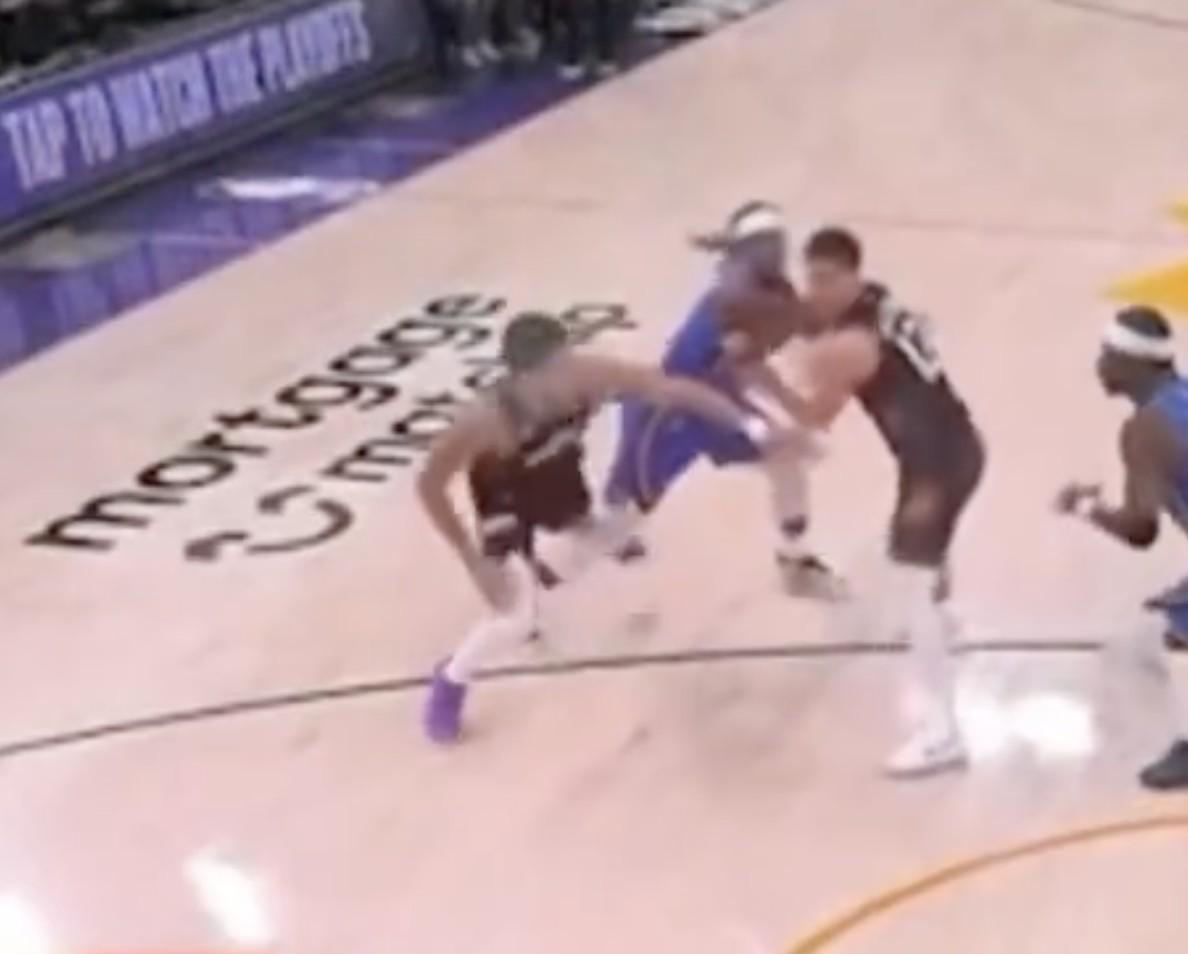 欧博官网-布克谈被多尔特抬腿绊倒：他举手示意犯规了，但裁判并未吹罚